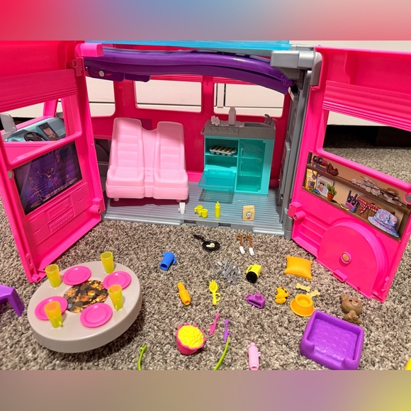 Barbie camper and pool RV - Picture 8 of 9